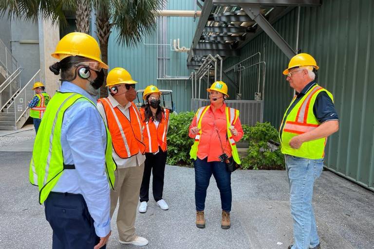 ‘El Químico’ visita en Florida, EU, planta recicladora de basura