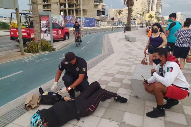 Ciclista sufre fractura de tobillo al caer por esquivar a peatones que invadieron la ciclovía en Mazatlán