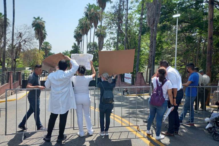 Manifestantes esperan a AMLO por 5 horas, pero se retira por aire
