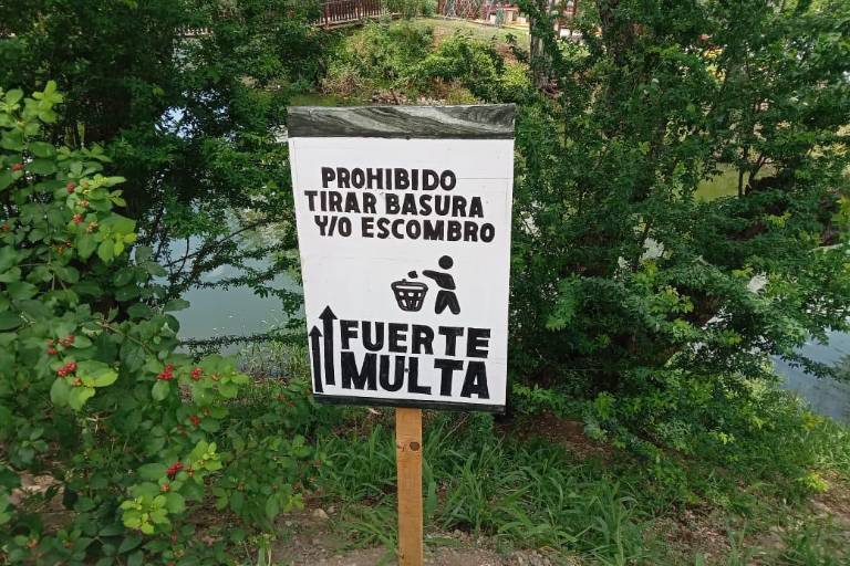 Advierte anuncio sobre multa por arroja basura a la Laguna del Iguanero
