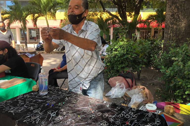 Desafía Raúl la destreza y agilidad mental con sus rompecabezas de metal