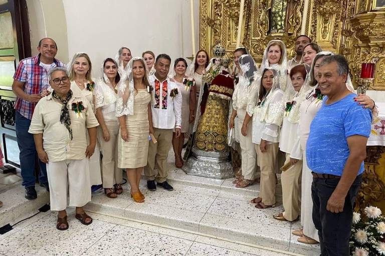 Regalan un nuevo vestido a Nuestra Señora del Rosario