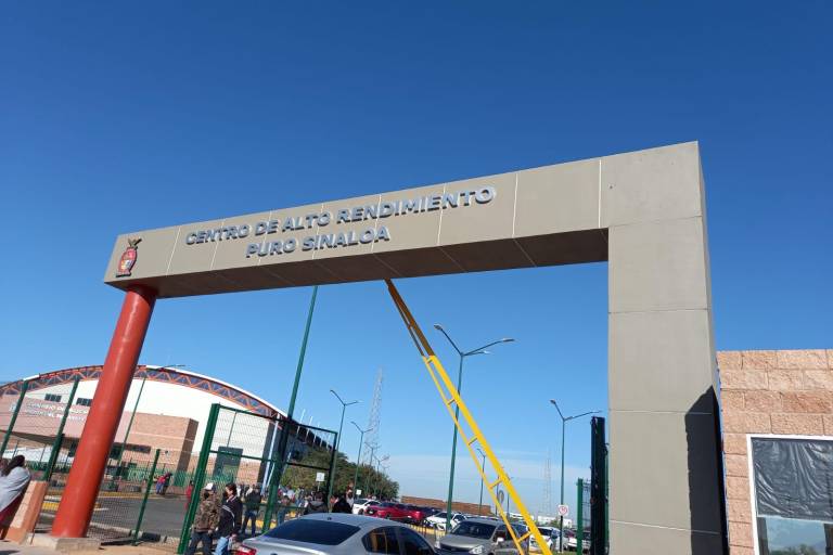 Retiran sellos Puro Sinaloa y placas de obras inauguradas por Quirino en el ISDE