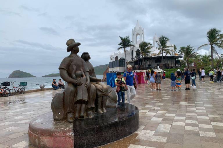 Retiran fichas de desaparecidos y pintas del Monumento a la Familia y las Letras de Mazatlán