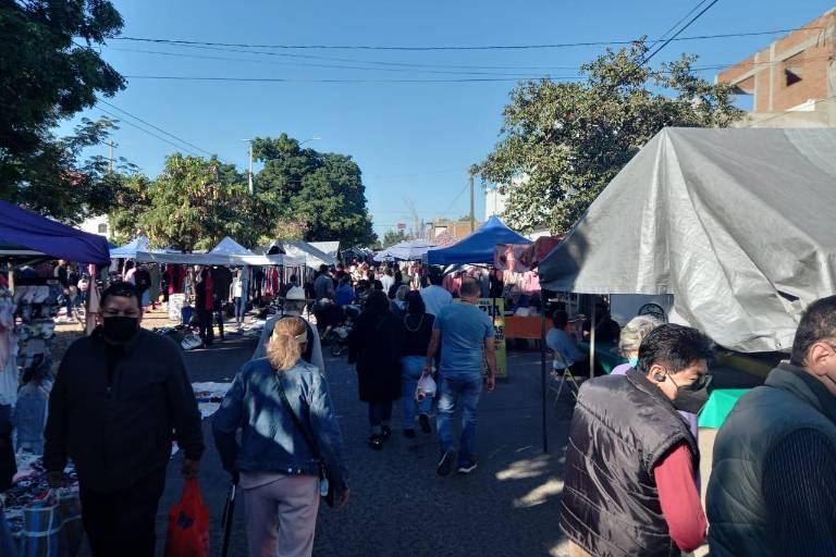 El tianguis Los Huizaches funciona en Culiacán sin medidas sanitarias ni supervisión de autoridades