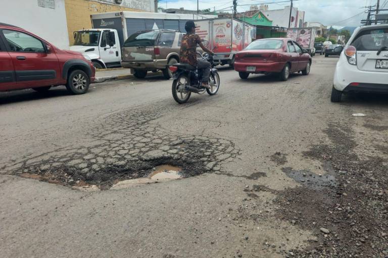 Tras lluvias, brotan los baches en Escuinapa