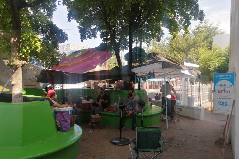 Pedro ha gastado $150 mil en la atención de su mamá que tiene Covid; desde hace 15 días acampa en el Hospital Civil de Culiacán