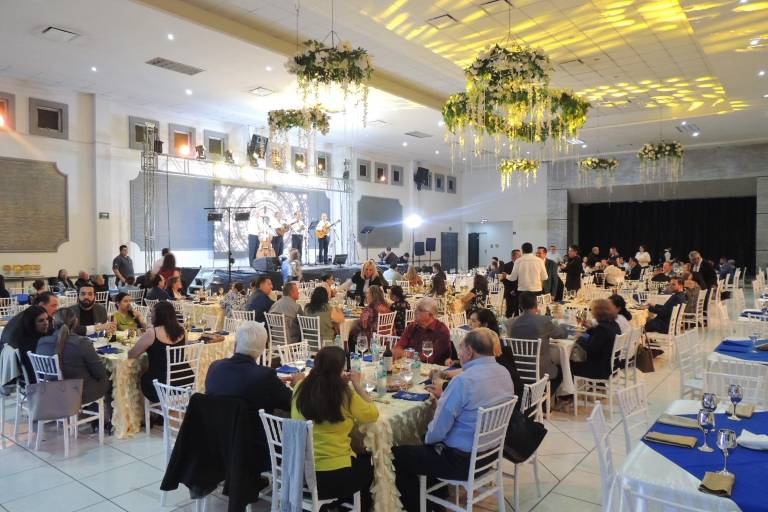 Disfrutan rotarios de queso, pan y vino con causa