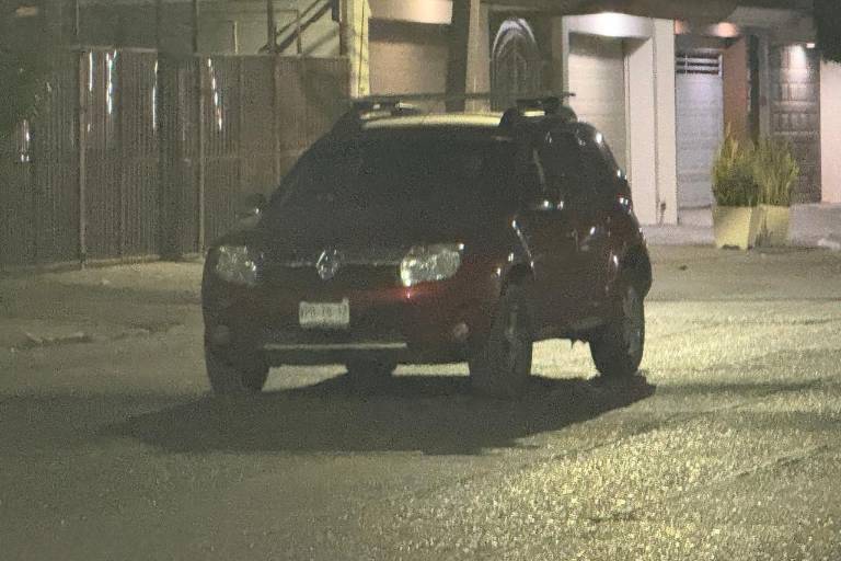 Abandonan vehículo baleado en calles de la colonia Villa Universidad, en Culiacán