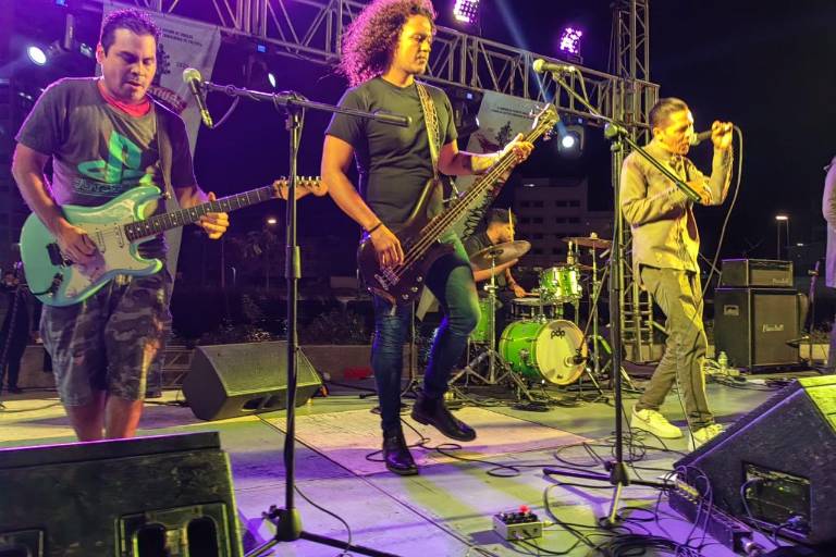 Disfrutan tarde de rock en el Parque Central