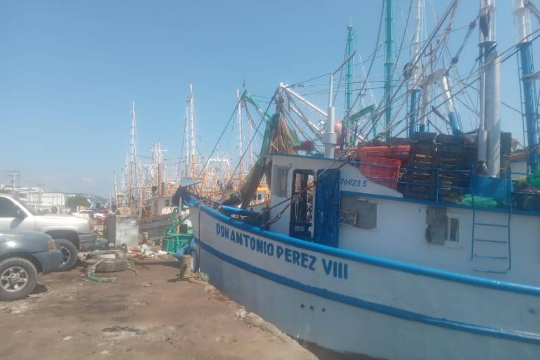 Continúa arreglo de embarcaciones camaroneras ante próximo inicio de temporada