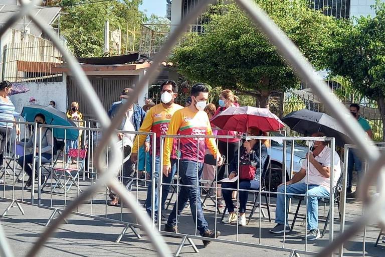 Gobierno de Culiacán vigila orden en filas de centros de vacunación