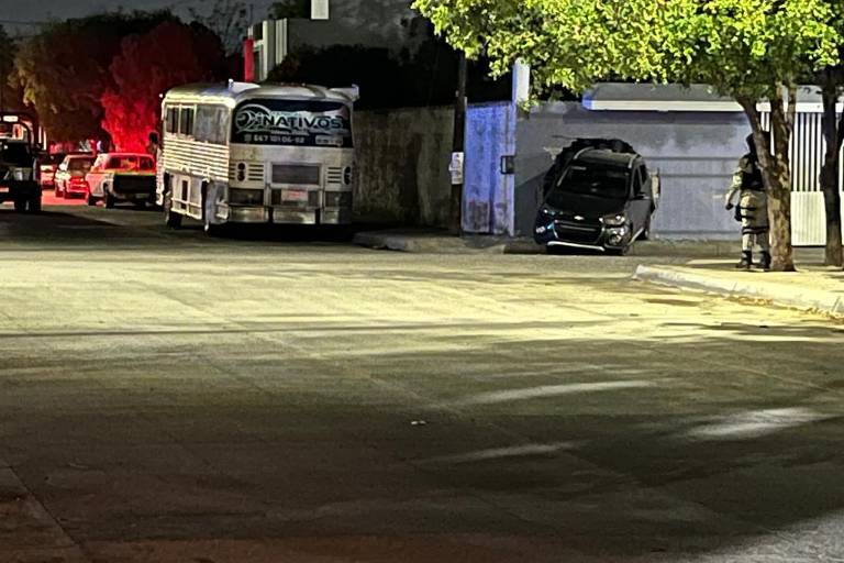 Abandonan vehículo baleado y estrellado contra un domicilio de la 21 de Marzo, en Culiacán