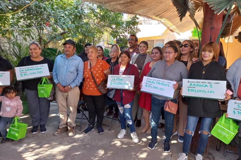 Gámez Mendívil entrega cheques a 90 mujeres emprendedoras de Culiacán