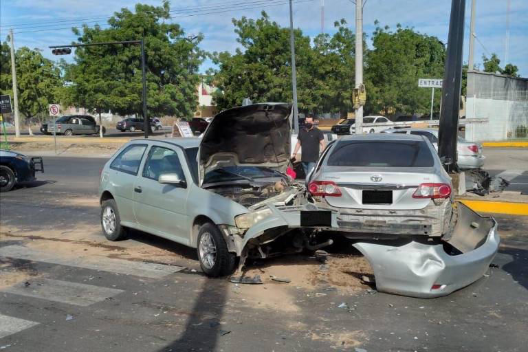 Chocan dos autos por el bulevar Madero en Culiacán y 3 personas resultan lesionadas