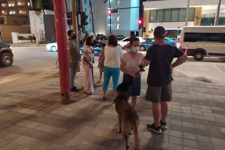 Protestan por paso peatonal elevado en la Zona Dorada de Mazatlán; solo beneficia a hotel, aseguran