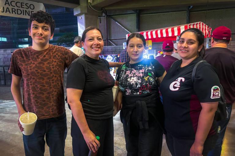 Disfruta la afición guinda de la Serie Catrinas en la casa de Tomateros