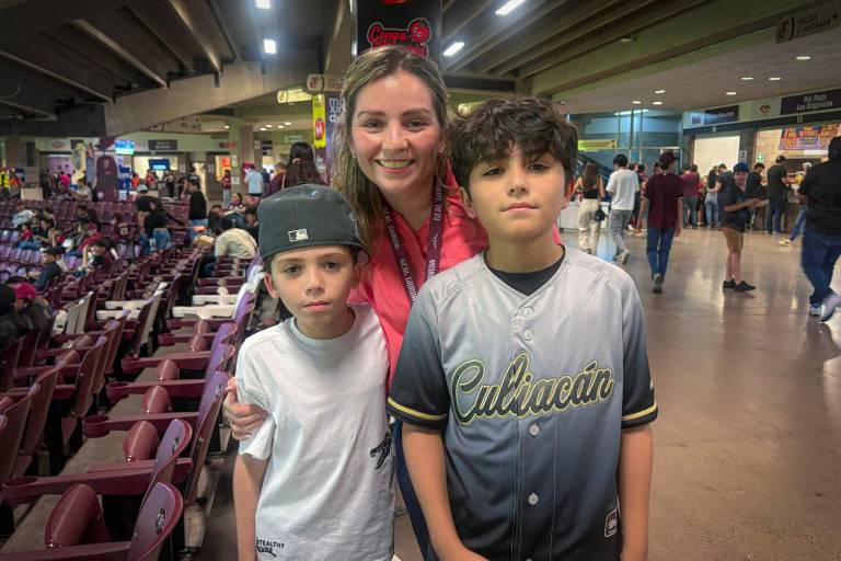 Disfruta la afición guinda de la Serie Catrinas en la casa de Tomateros