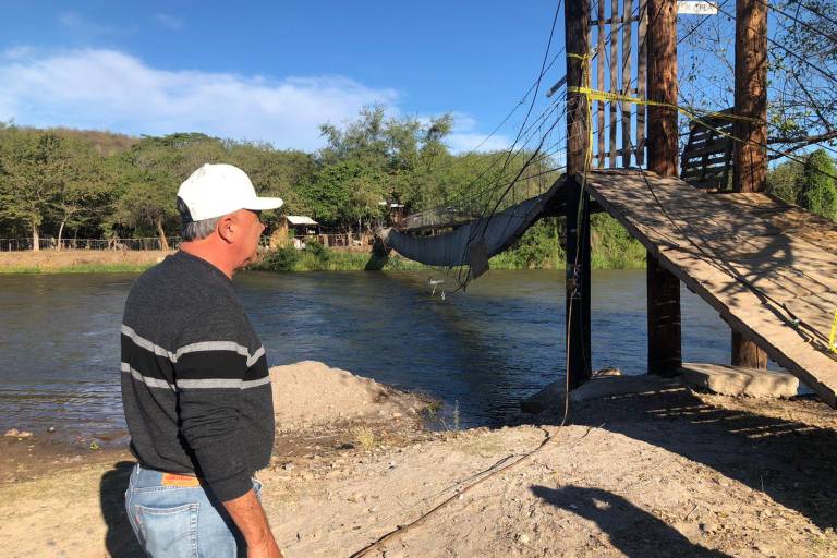 Se desprende puente colgante en El Fuerte y turistas caen al río; clausuran el lugar