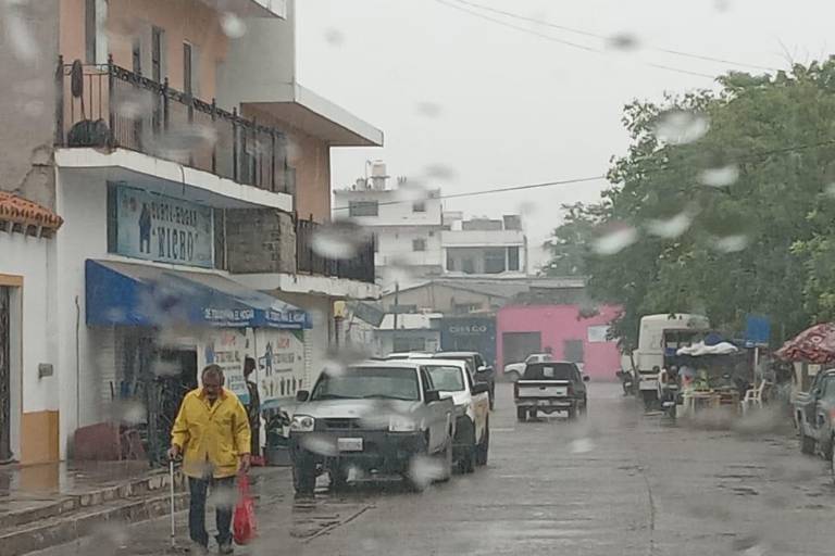 Llegan lluvias ligeras a Rosario tras llegada de frente frío