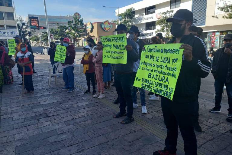 Amanece bloqueada la Avenida Álvaro Obregón en Culiacán; pepenadores cumplen 24 horas en protesta