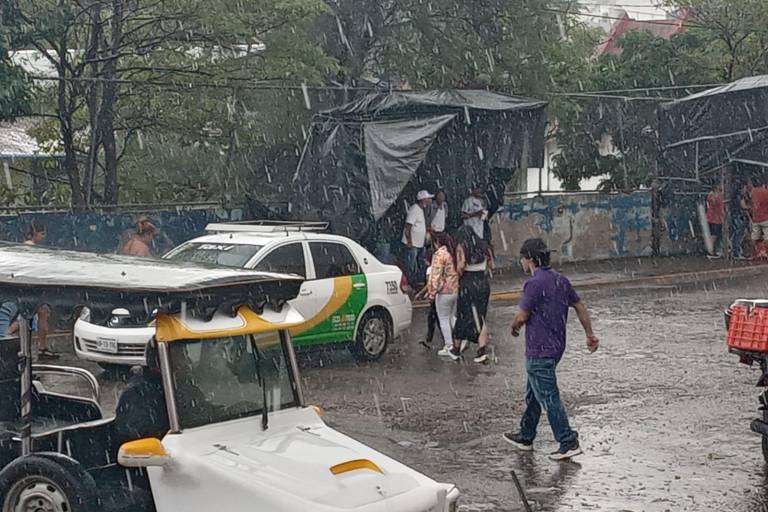Lluvias toman por sorpresa a decenas en el mercado de la Juárez