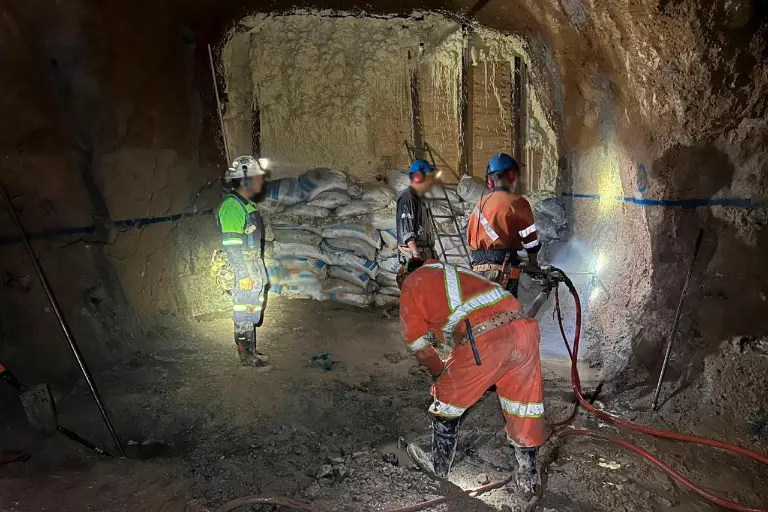 Especialistas y elementos federales trabajan en la consolidación estructural para el rescate minero.