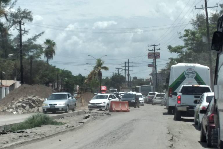 Se mantiene fuerte tráfico vehicular en Avenida Gabriel Leyva por obras de remodelación en Mazatlán
