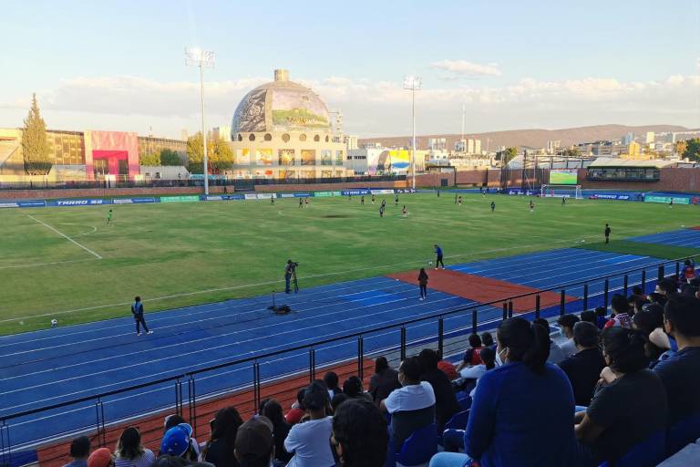 Fallece aficionado en la tribuna del juego entre Querétaro y Chivas Femenil