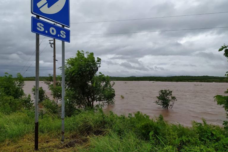 Se ha evacuado a mucha gente en Mazatlán, hasta de arriba de las casas: Alcalde