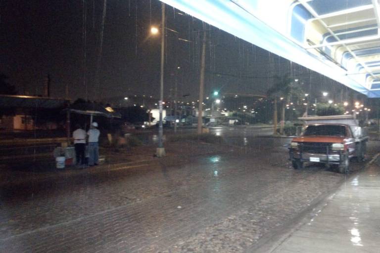 Este martes llueve en zonas de Mazatlán con fuerte viento