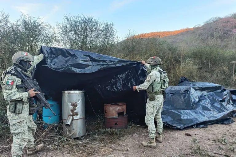 Militares resguardan el equipo y los químicos localizados en una parcela de Mocorito, Sinaloa