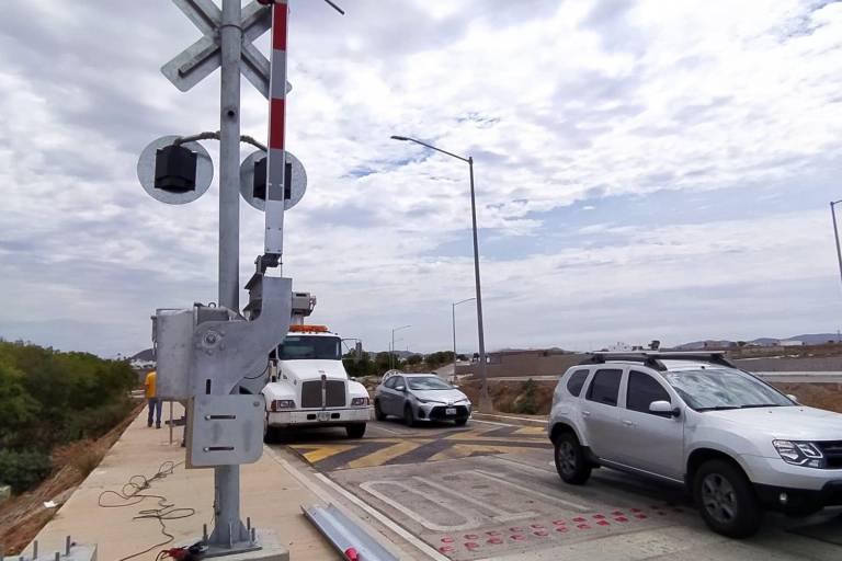 En Mazatlán, instalan plumas metálicas en cruce ferroviario de Avenida Atlántico