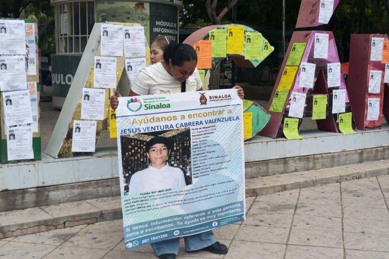 Familiares de Jesús, de 13 años, protestan en el Centro de Culiacán exigiendo su localización a 11 días de estar desaparecido.