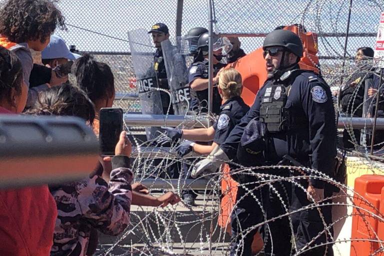 Migrantes se amotinan en frontera para cruzar a EU
