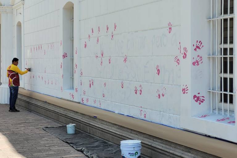 Ayuntamiento de Culiacán cubre pintas de mujeres feministas tras intervención por 8M en Palacio Municipal