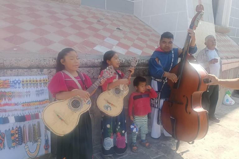 Familia huichol llega a Mazatlán en busca de suerte, compartiendo su música y tradiciones
