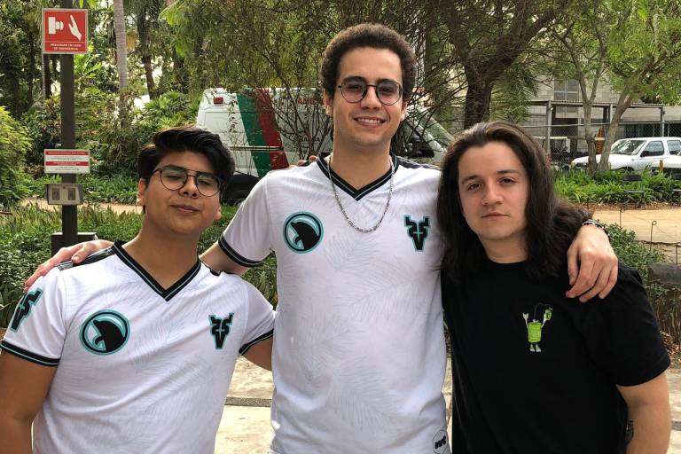 Aplauden jóvenes las propuestas del músico y empresario Sergio Lizárraga