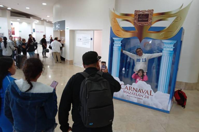 Arriban turistas al Aeropuerto de Mazatlán para disfrutar del Carnaval
