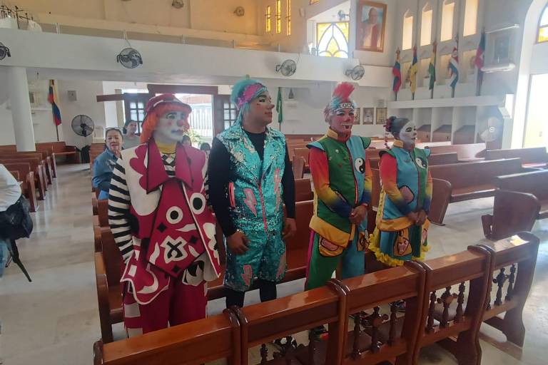Payasos de Mazatlán dan las gracias a Dios con una misa especial por su festejo