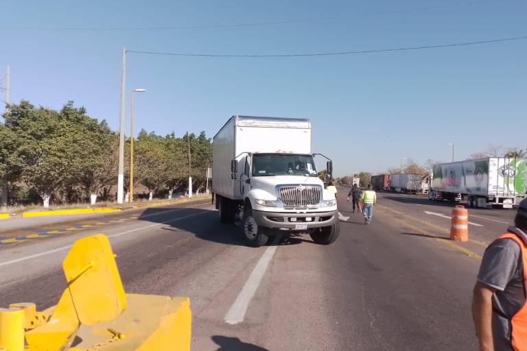 Automóvil sufre volcadura sobre la Maxipista, en Culiacán