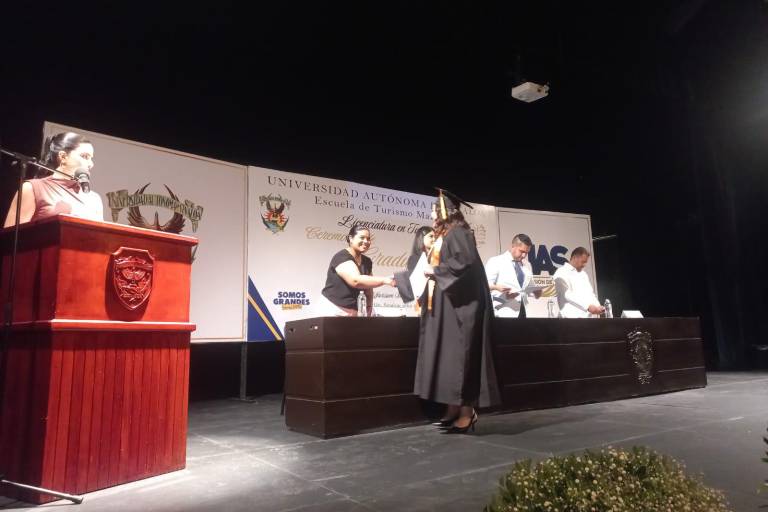 Egresan 63 estudiantes de la carrera de Turismo en la UAS