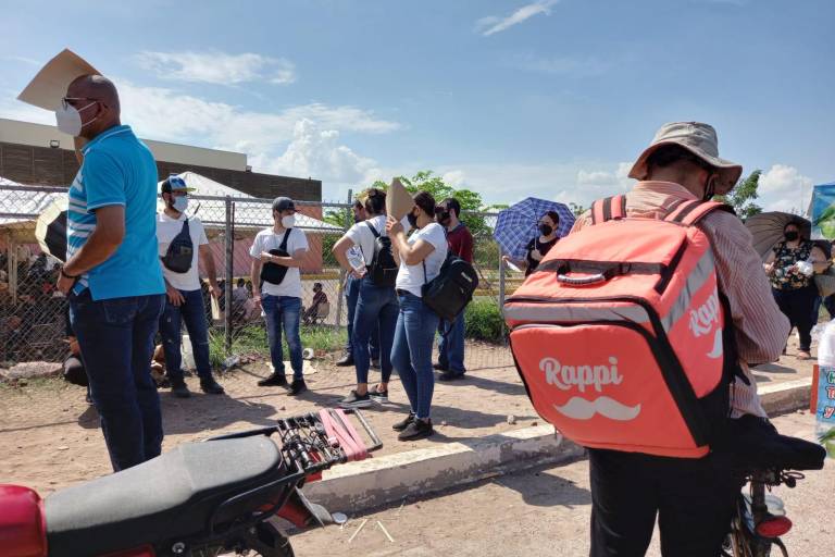 Jóvenes de 30 a 39 años acuden a vacunarse por segundo día en Culiacán