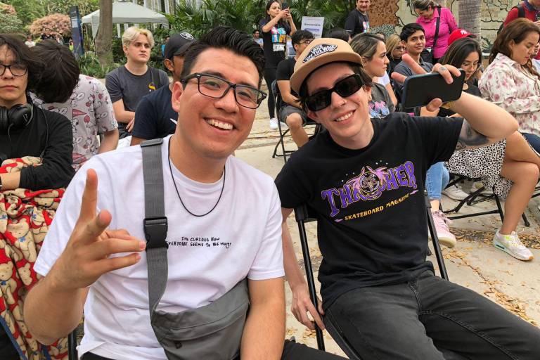 Aplauden jóvenes las propuestas del músico y empresario Sergio Lizárraga