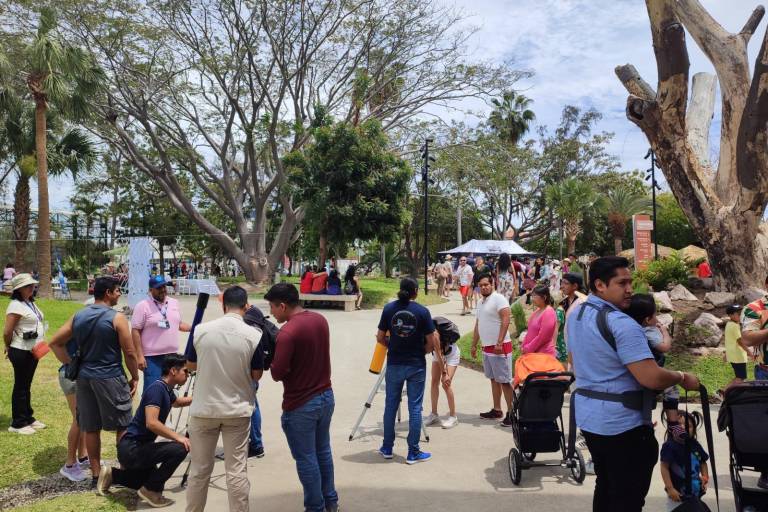 Abarrotan el Gran Acuario Mar de Cortés previo al eclipse total de sol en Mazatlán