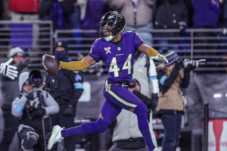 Ravens avanzan a playoffs por tercera vez al hilo y evitan que Steelers se lleven título divisional