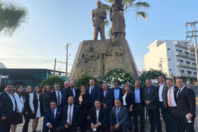 En Culiacán inician festejo del Día del Maestro con ofrenda floral en su monumento