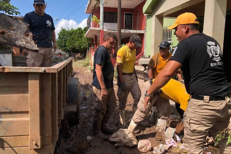 Elementos de Protección Civil apoyan en las acciones de limpieza en Agua Verde, Rosario
