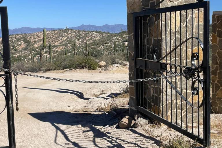 Se amparan propietarios de predio para cerrar el acceso a las playas de Puerto Mejía, BCS