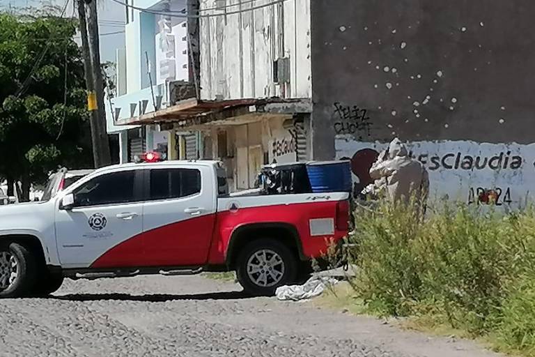 Localizan 3 tambos abandonados con químicos en Culiacán